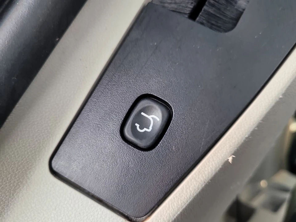 2015 Chrysler Town & Country - Image 9 of 12