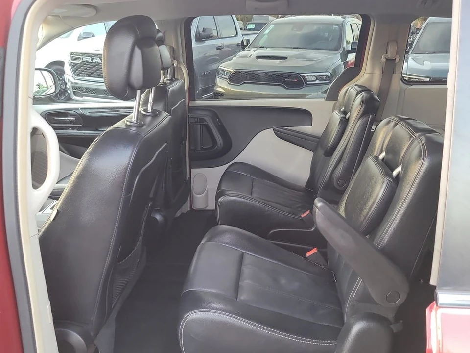2015 Chrysler Town & Country - Image 10 of 12
