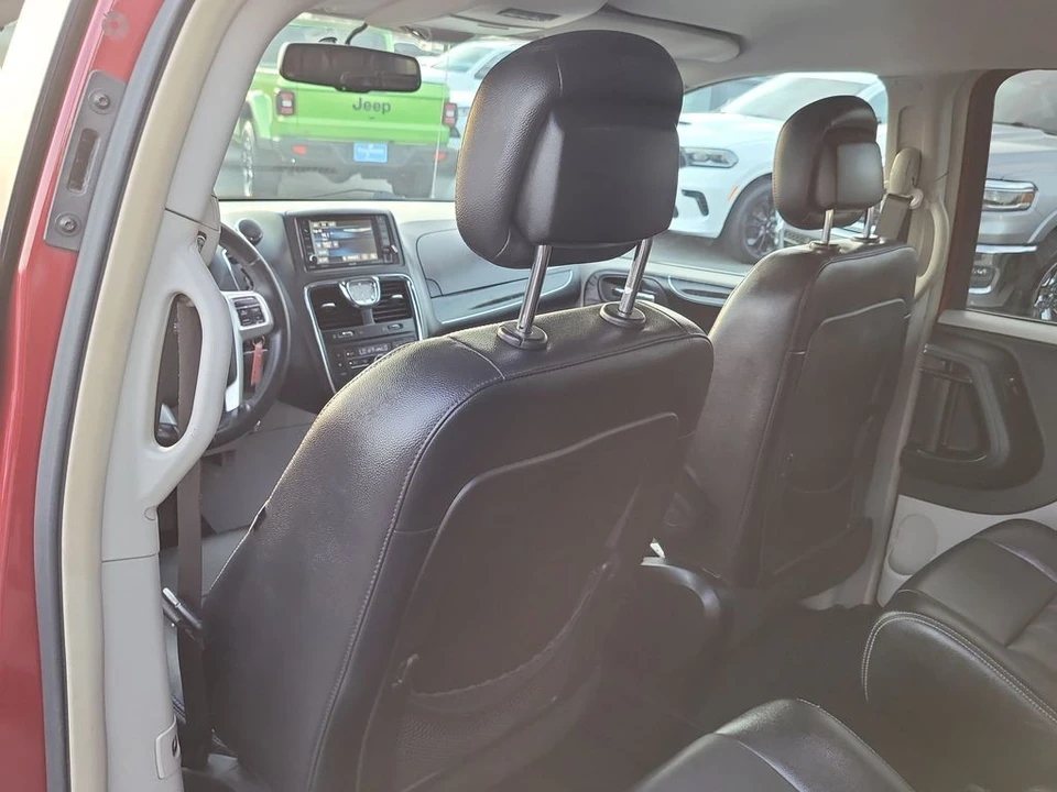 2015 Chrysler Town & Country - Image 11 of 12