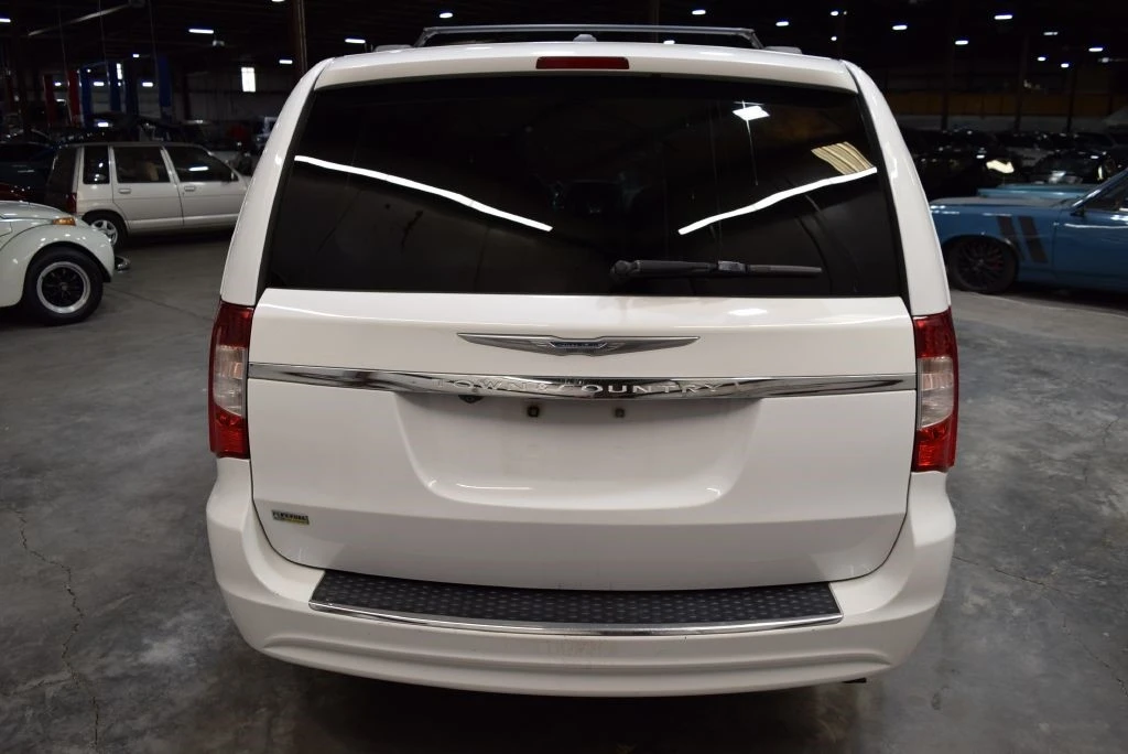 2015 Chrysler Town & Country - Image 7 of 21