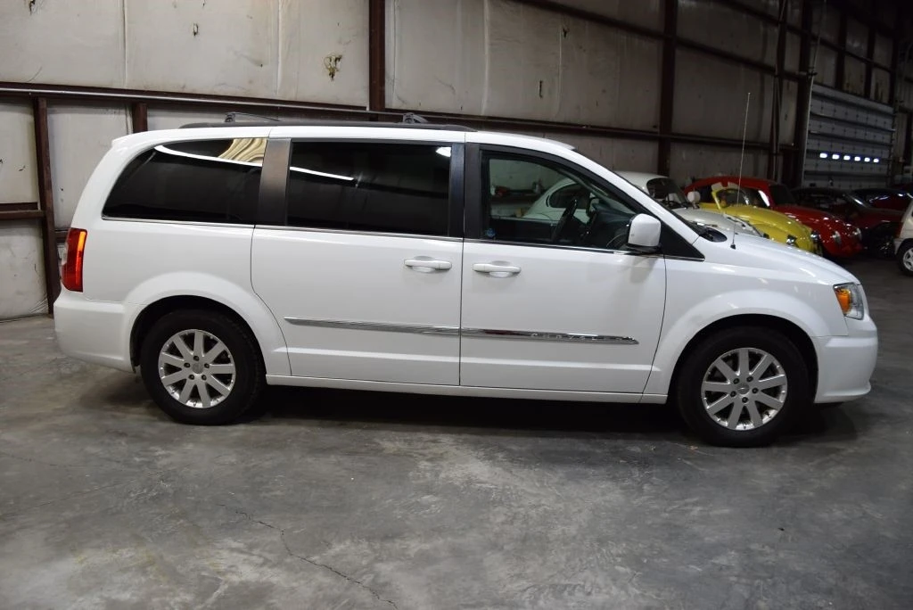 2015 Chrysler Town & Country - Image 9 of 21