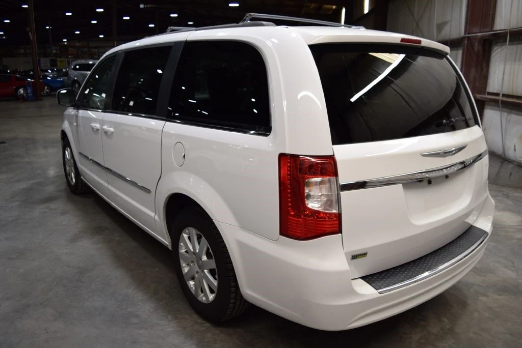 2015 Chrysler Town & Country - Image 5 of 21