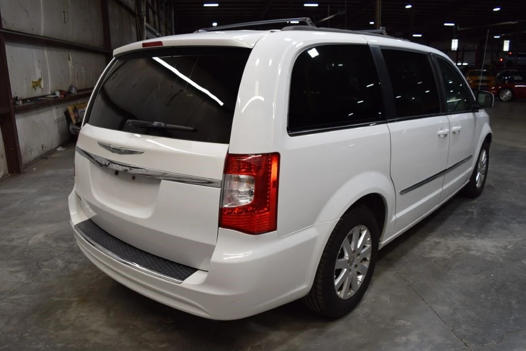 2015 Chrysler Town & Country - Image 8 of 21