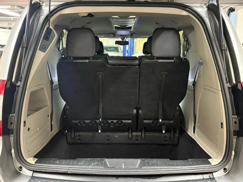 2015 Chrysler Town & Country - Image 9 of 12