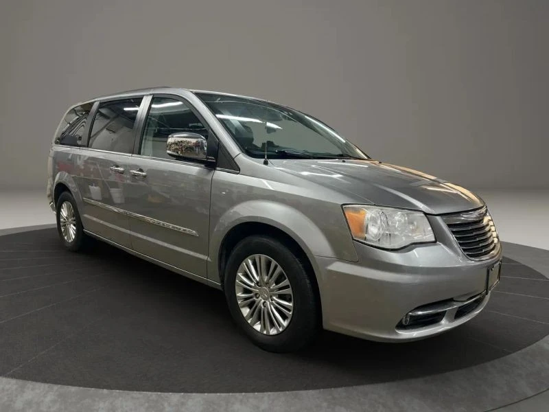 2015 Chrysler Town & Country - Image 2 of 12
