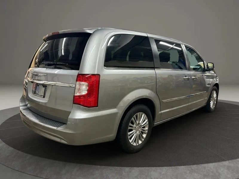2015 Chrysler Town & Country - Image 8 of 12