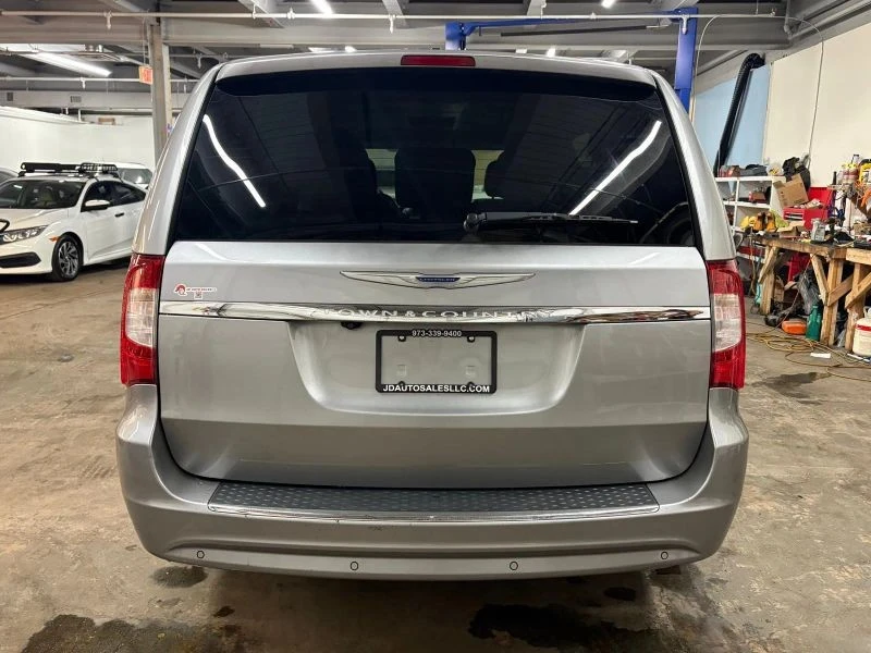 2015 Chrysler Town & Country - Image 4 of 12
