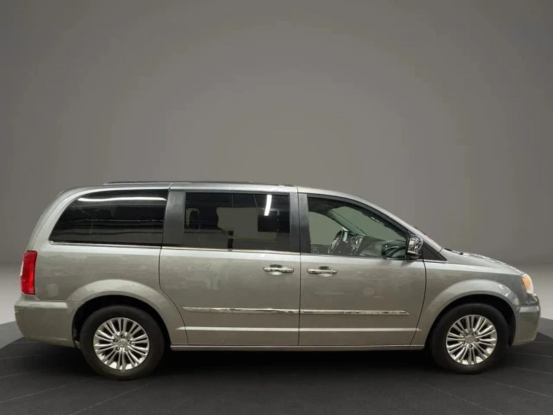 2015 Chrysler Town & Country - Image 6 of 12
