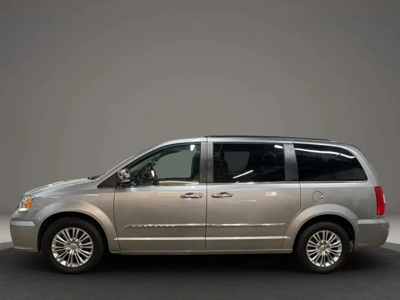 2015 Chrysler Town & Country - Image 5 of 12