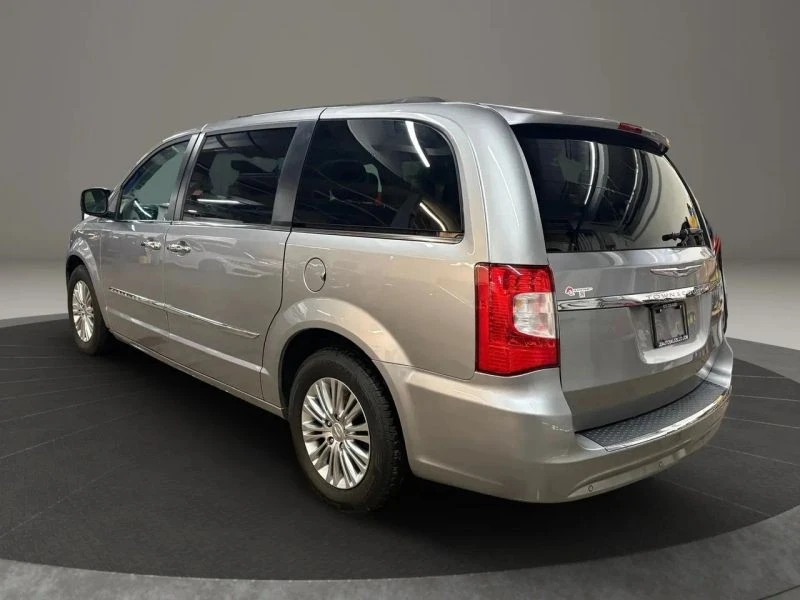 2015 Chrysler Town & Country - Image 7 of 12