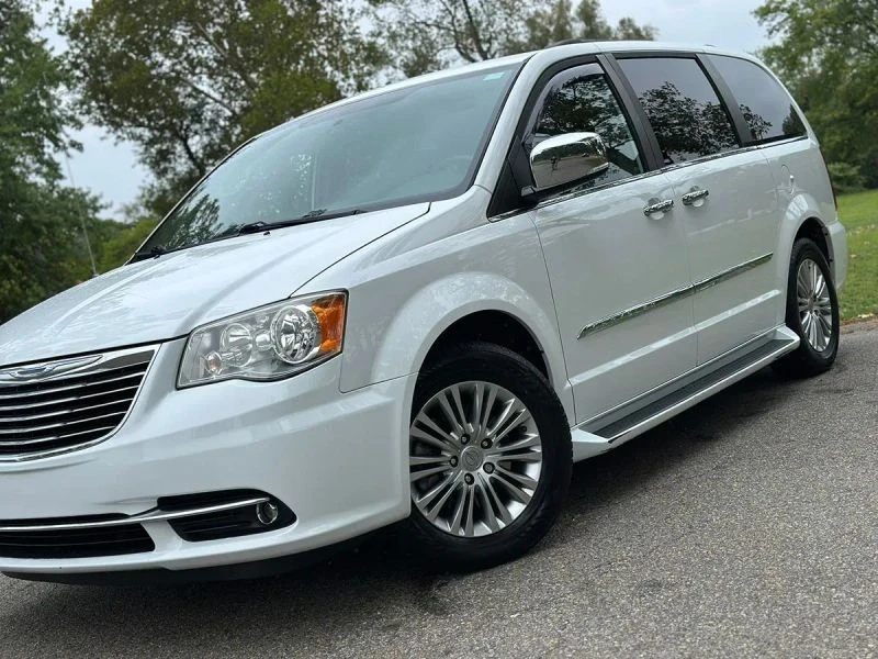 2015 Chrysler Town & Country - Image 10 of 12