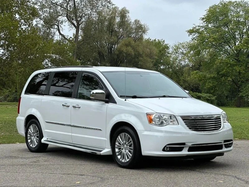 2015 Chrysler Town & Country - Image 3 of 12