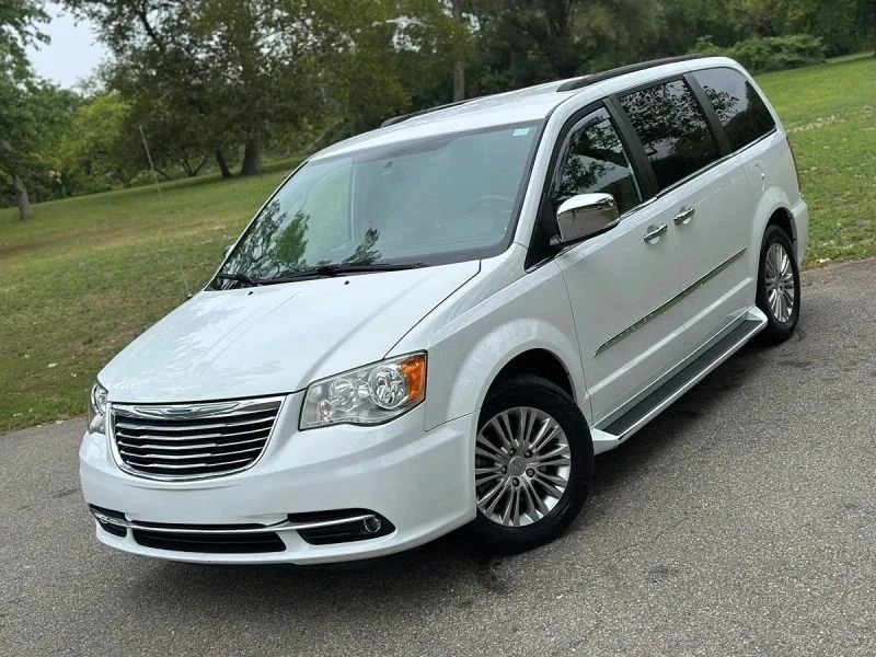 2015 Chrysler Town & Country - Image 2 of 12