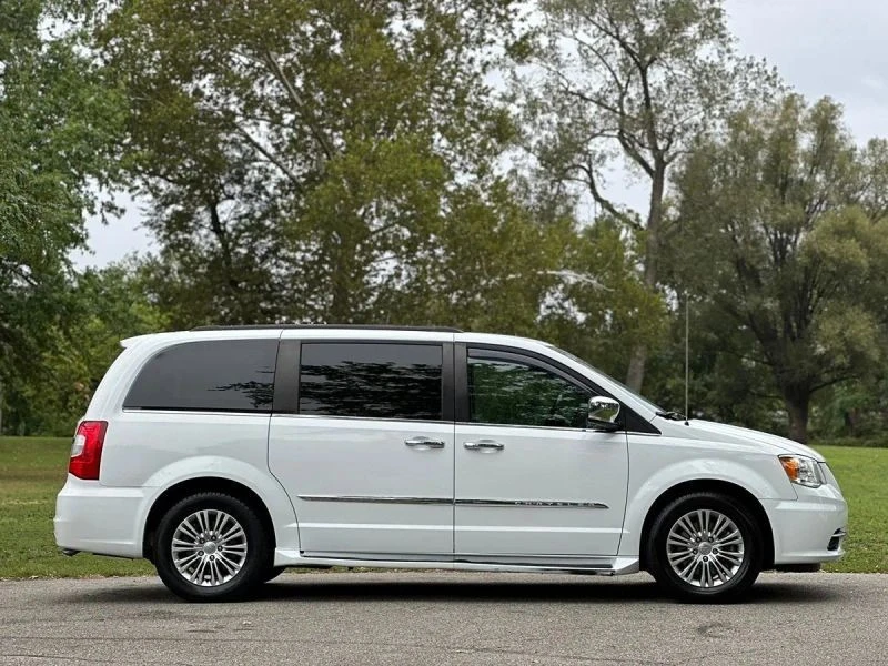 2015 Chrysler Town & Country - Image 8 of 12