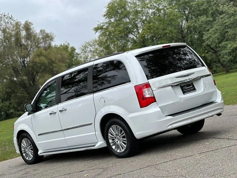 2015 Chrysler Town & Country - Image 5 of 12