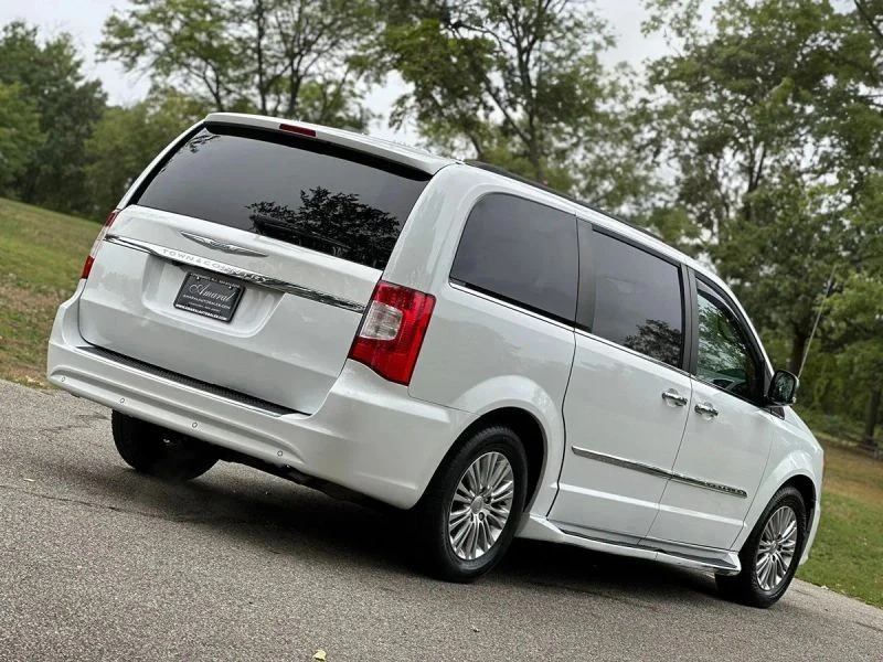 2015 Chrysler Town & Country - Image 6 of 12