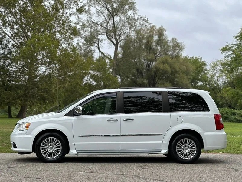 2015 Chrysler Town & Country - Image 7 of 12