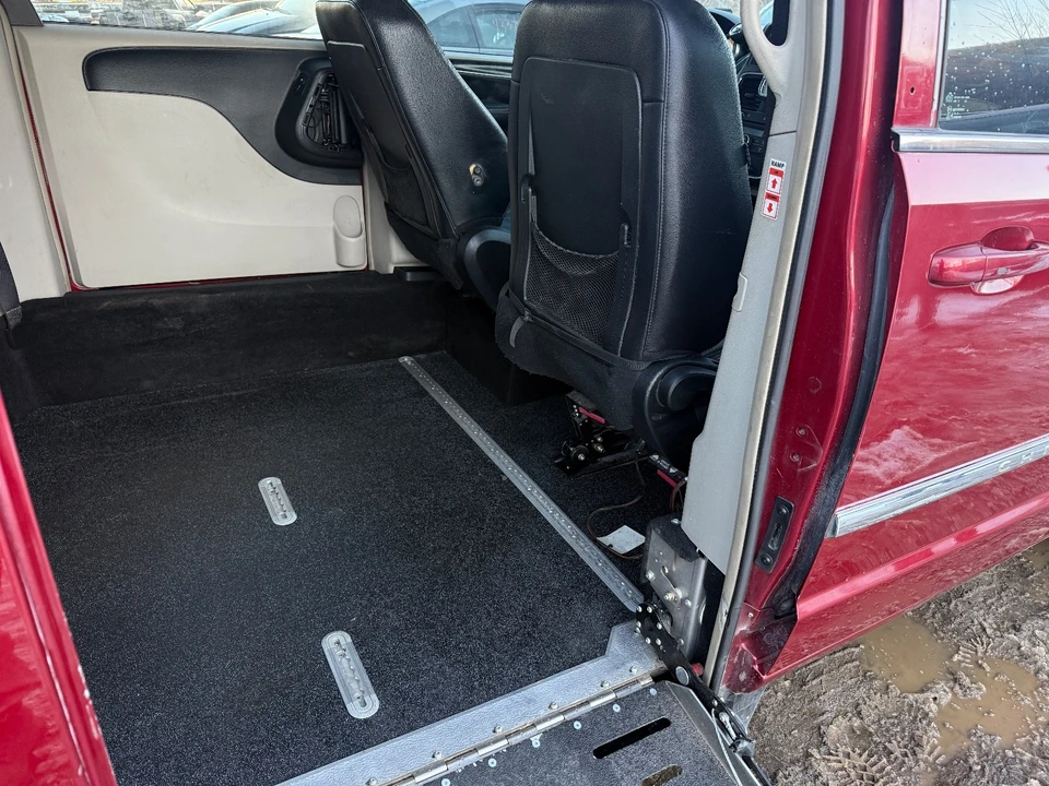 2015 Chrysler Town & Country - Image 15 of 20
