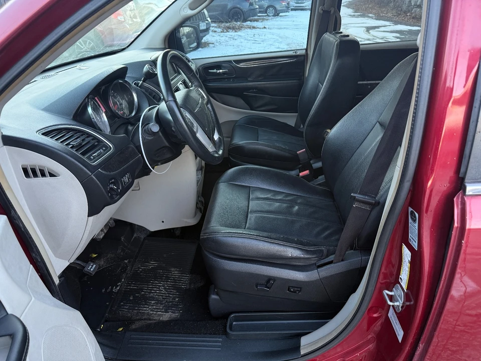 2015 Chrysler Town & Country - Image 10 of 20