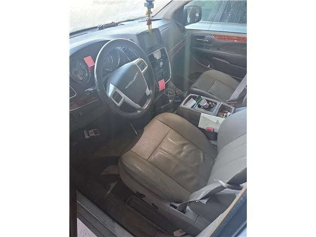 2015 Chrysler Town & Country - Image 8 of 10