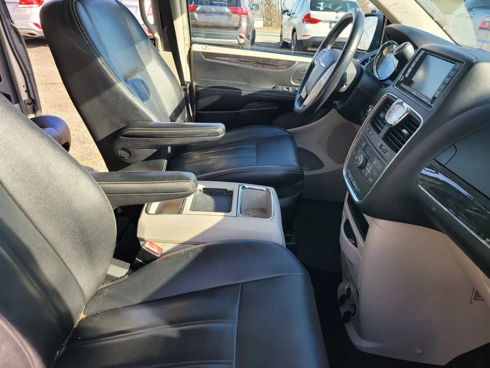 2015 Chrysler Town & Country - Image 7 of 10
