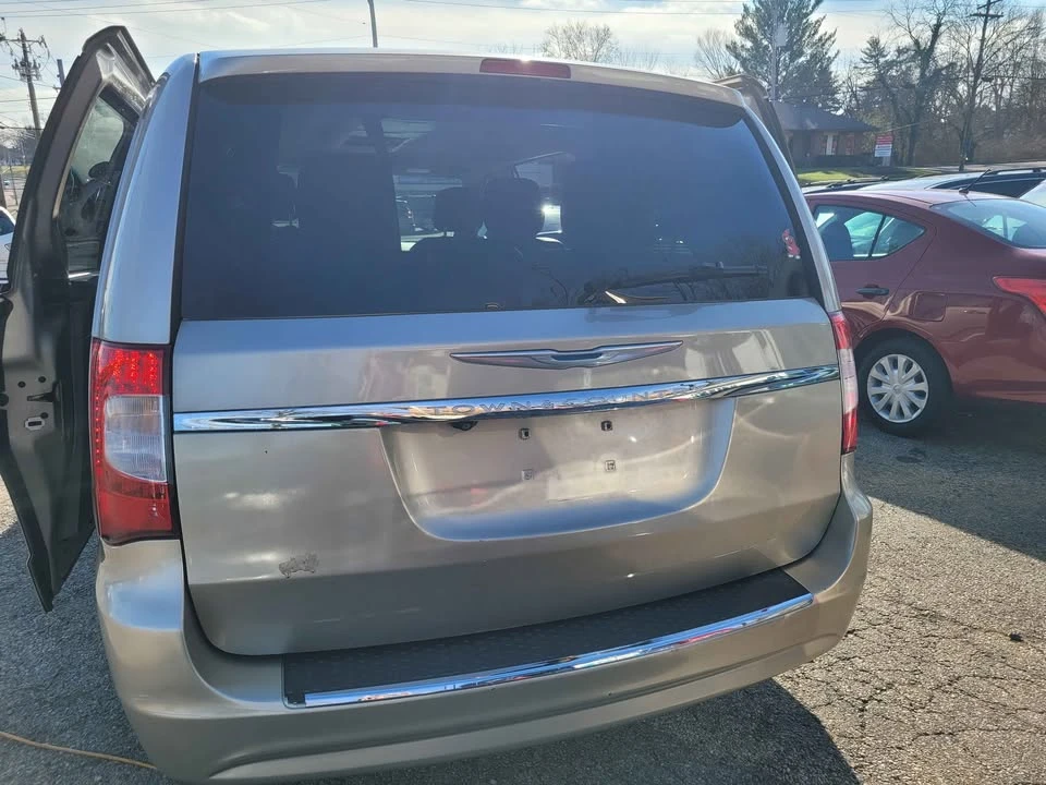 2015 Chrysler Town & Country - Image 4 of 10