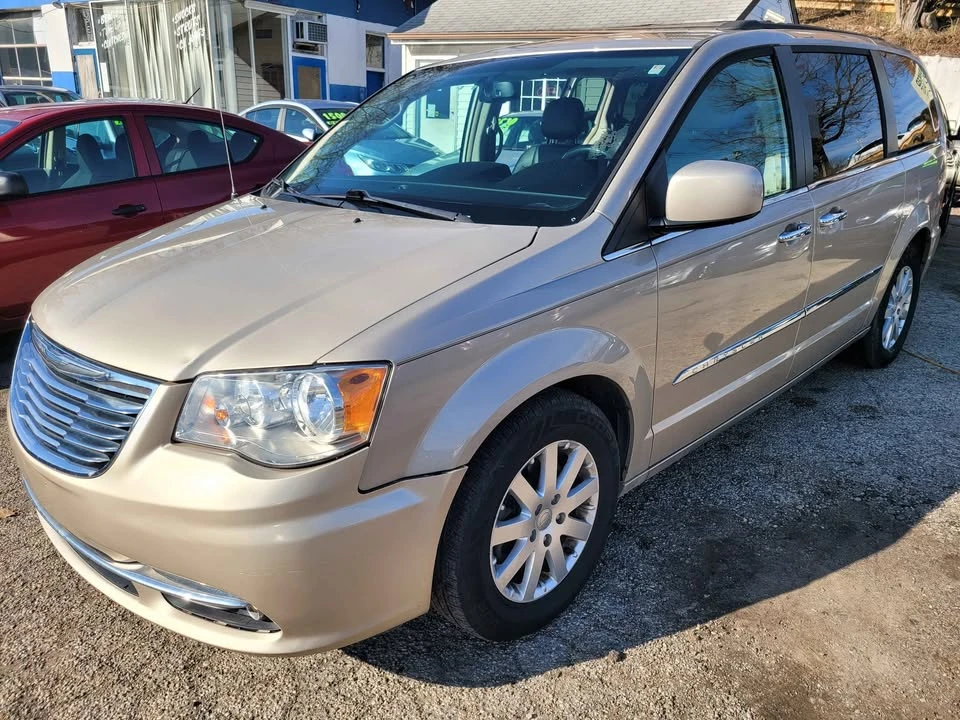 2015 Chrysler Town & Country - Image 3 of 10