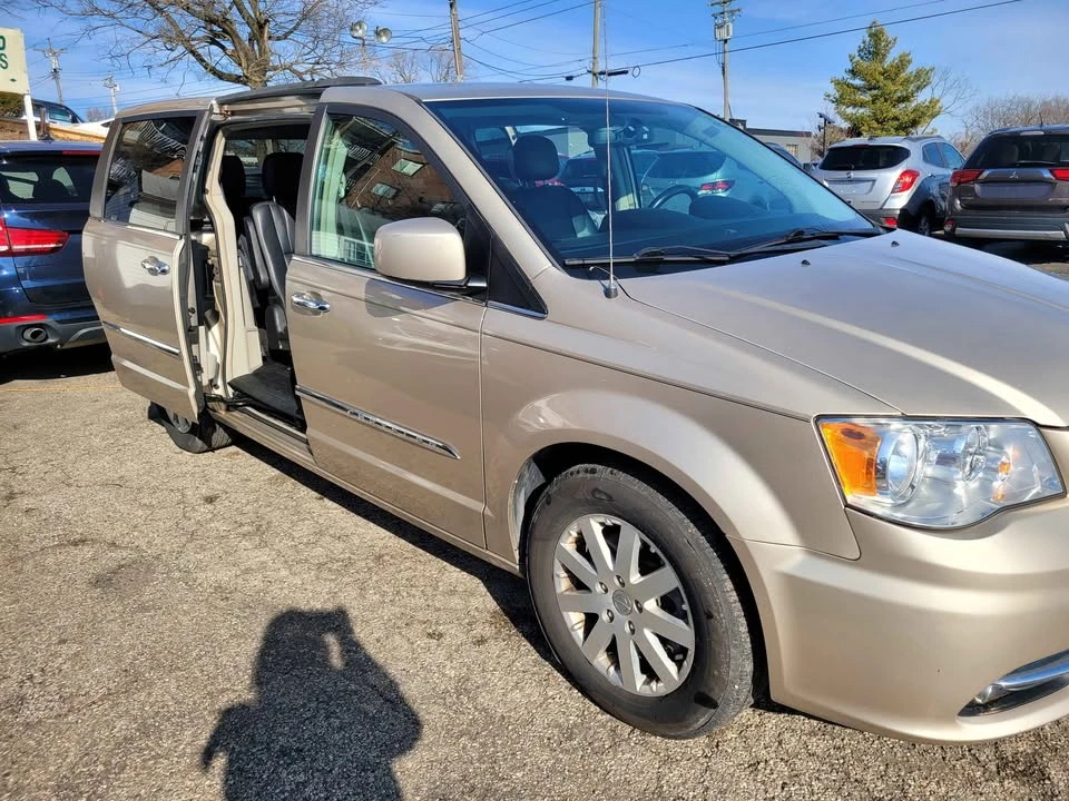 2015 Chrysler Town & Country - Image 6 of 10