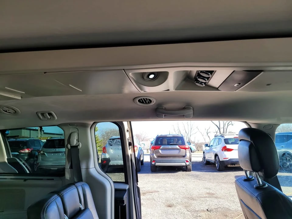 2015 Chrysler Town & Country - Image 8 of 10