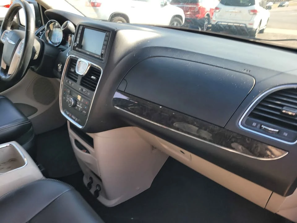 2015 Chrysler Town & Country - Image 5 of 10