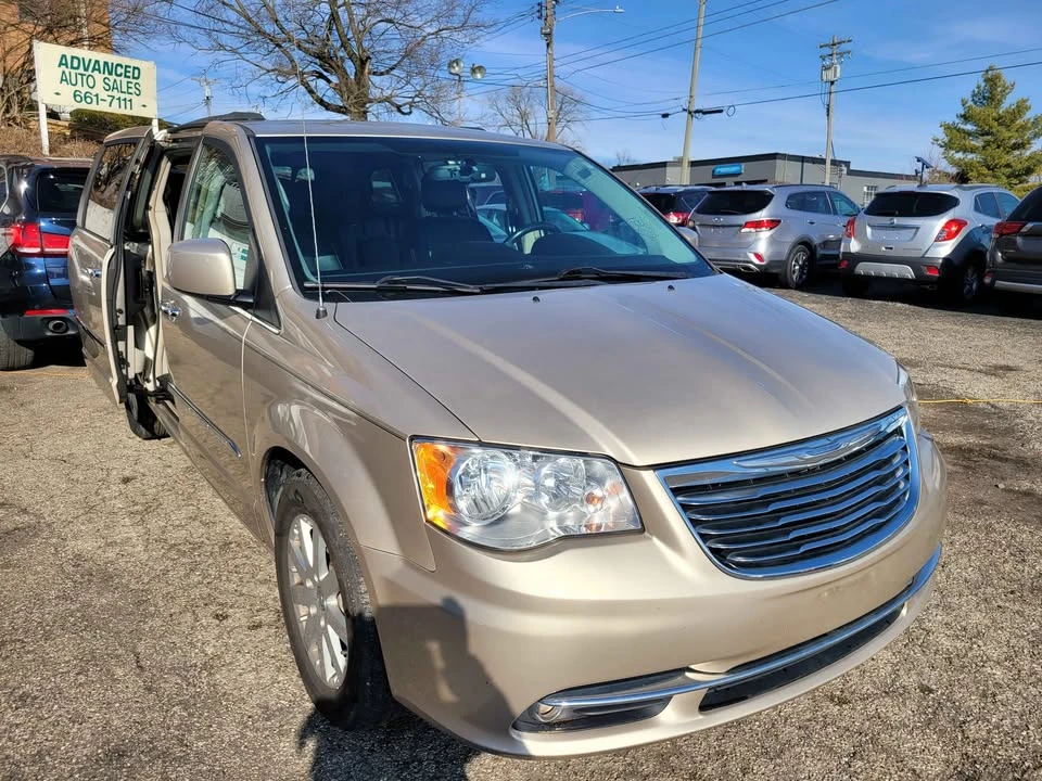 2015 Chrysler Town & Country - Image 2 of 10