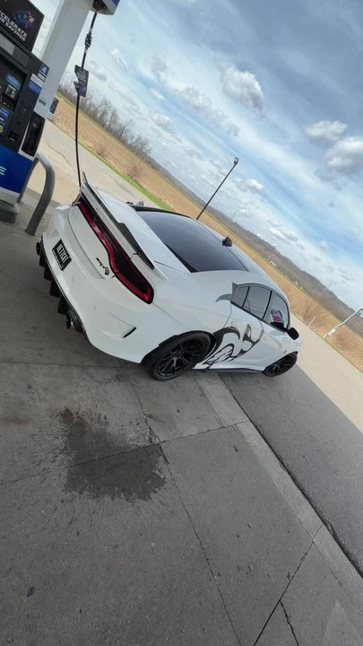2015 Dodge Charger SRT Hellcat 7th Gen - Image 6 of 10