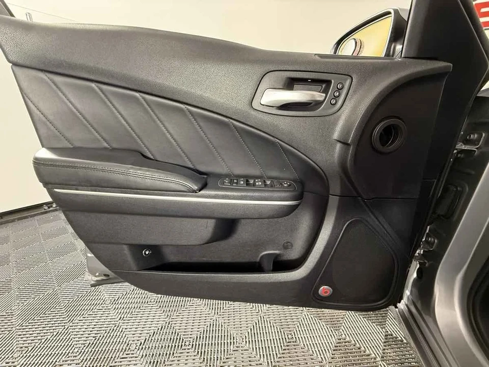 2015 Dodge Charger 7th Gen - Image 15 of 21