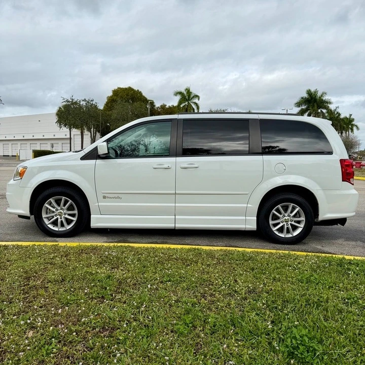 2015 Dodge Caravan - Image 16 of 21