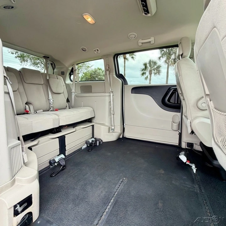 2015 Dodge Caravan - Image 6 of 21