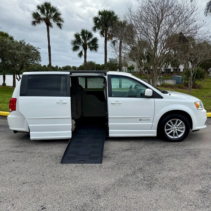 2015 Dodge Caravan - Image 4 of 21