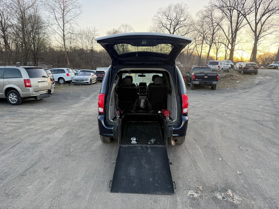 2015 Dodge Caravan - Image 18 of 19