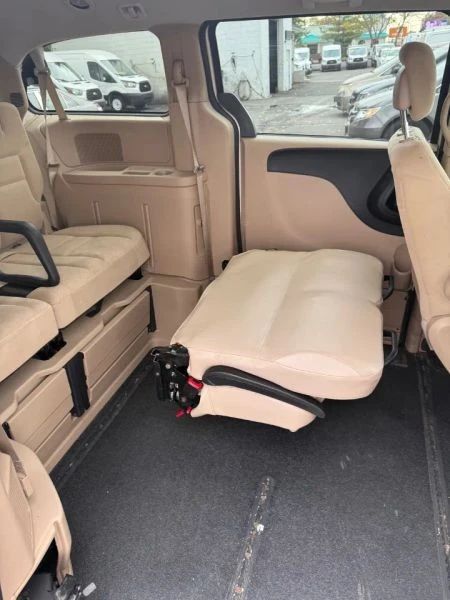 2015 Dodge Caravan - Image 8 of 12