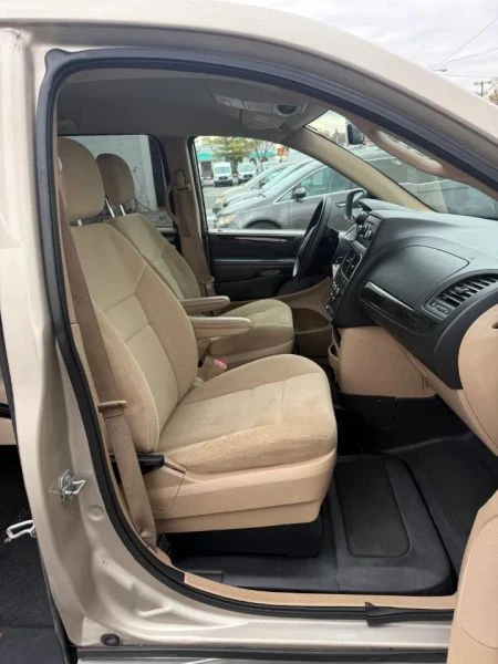 2015 Dodge Caravan - Image 9 of 12