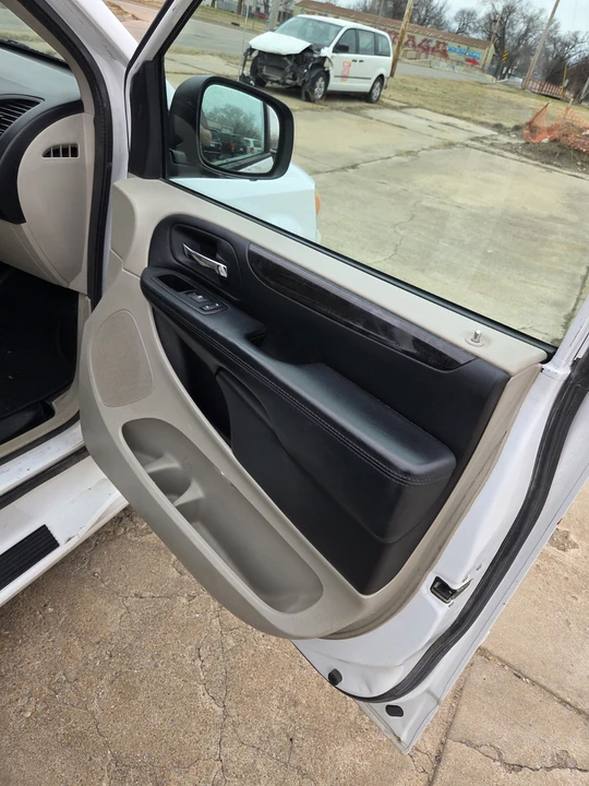 2015 Dodge Caravan - Image 11 of 15