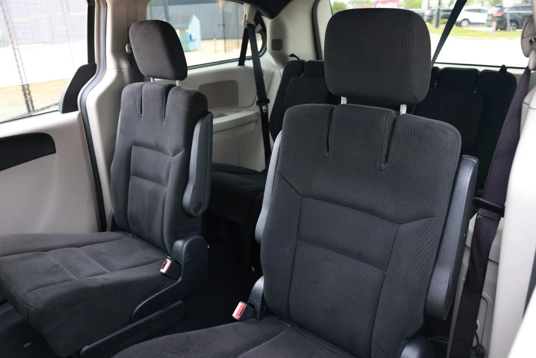2015 Dodge Caravan - Image 8 of 21