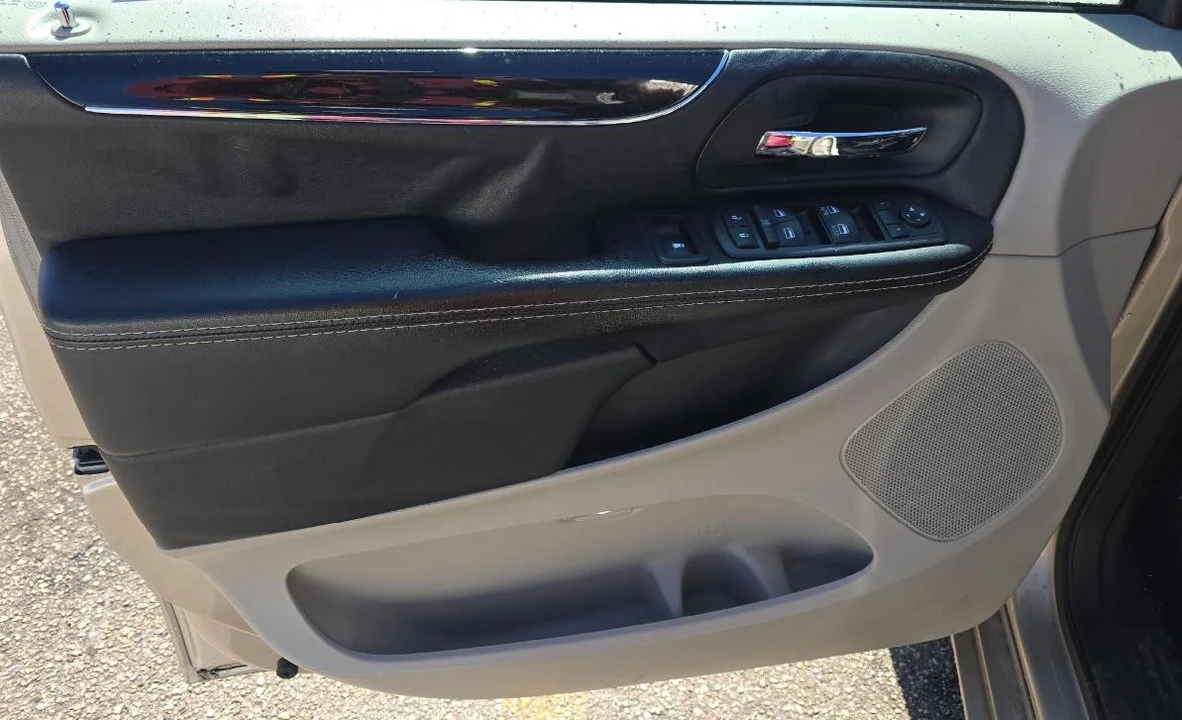 2015 Dodge Caravan - Image 9 of 15