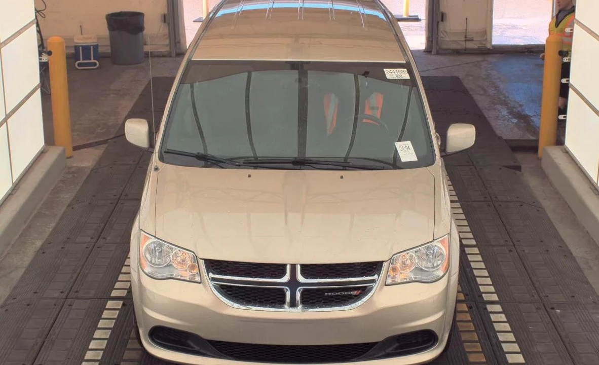 2015 Dodge Caravan - Image 2 of 15