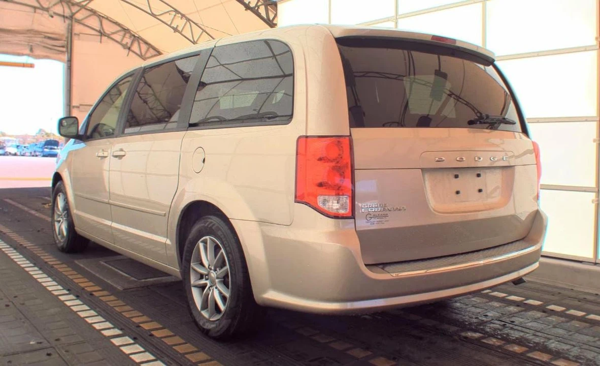 2015 Dodge Caravan - Image 6 of 15