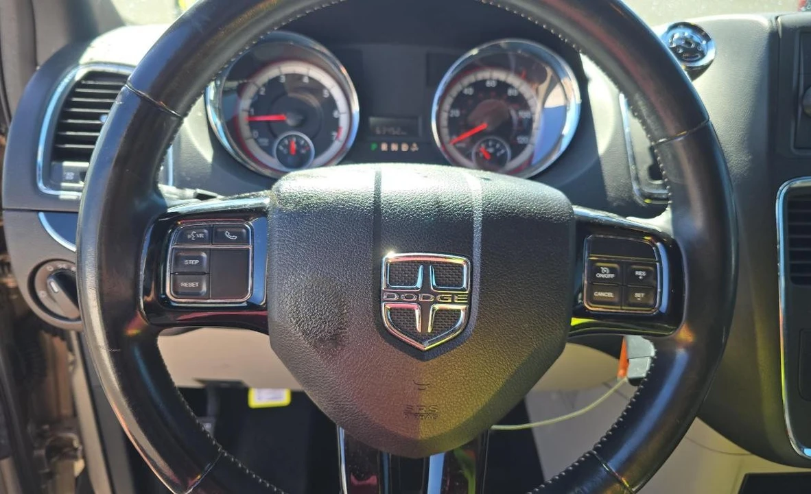 2015 Dodge Caravan - Image 10 of 15