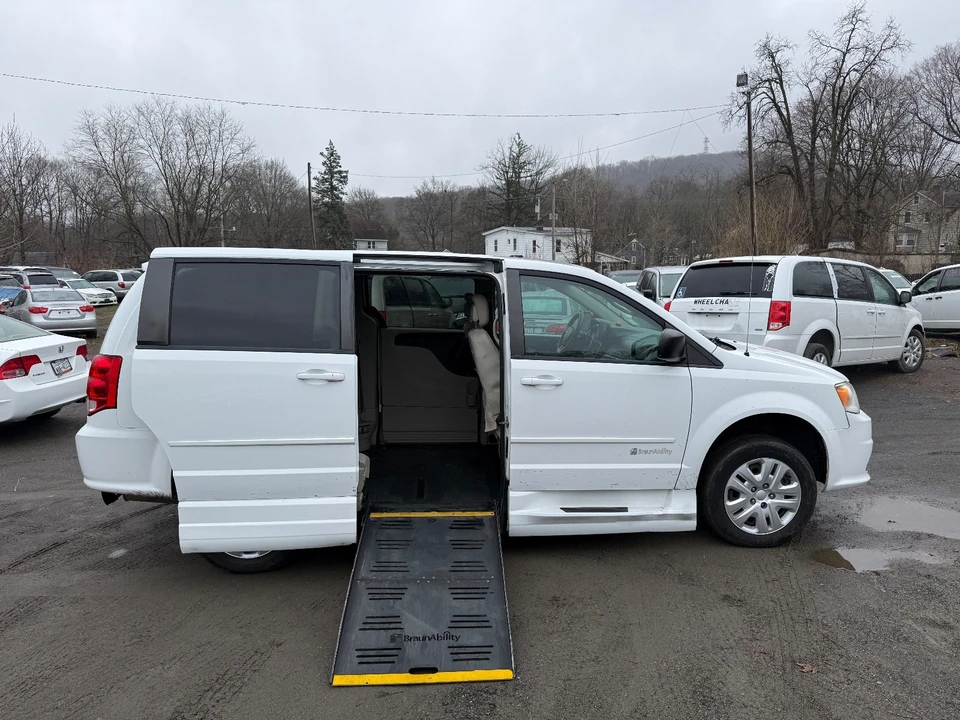 2015 Dodge Caravan - Image 13 of 19