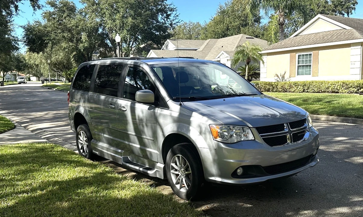 2015 Dodge Caravan - Image 2 of 17