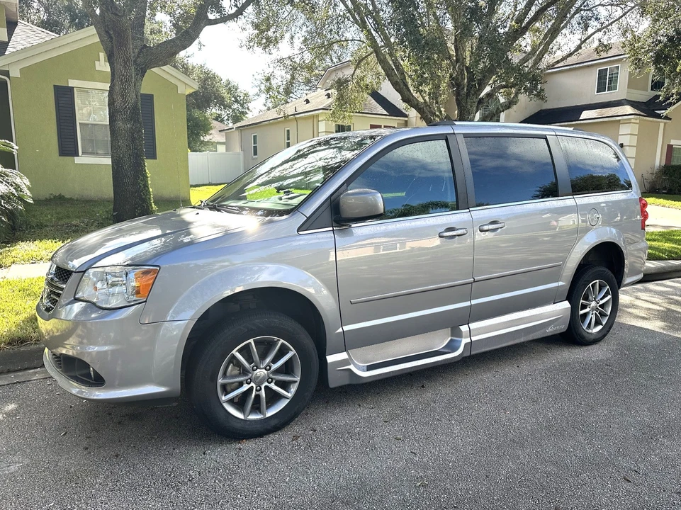 2015 Dodge Caravan - Image 4 of 17
