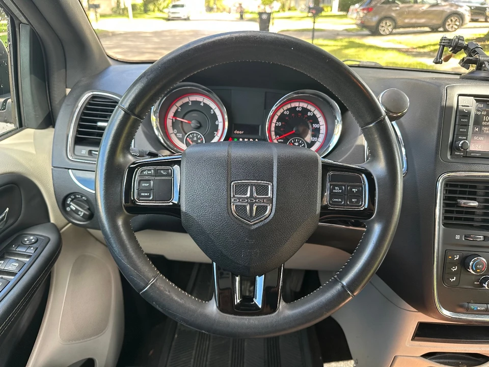 2015 Dodge Caravan - Image 14 of 17
