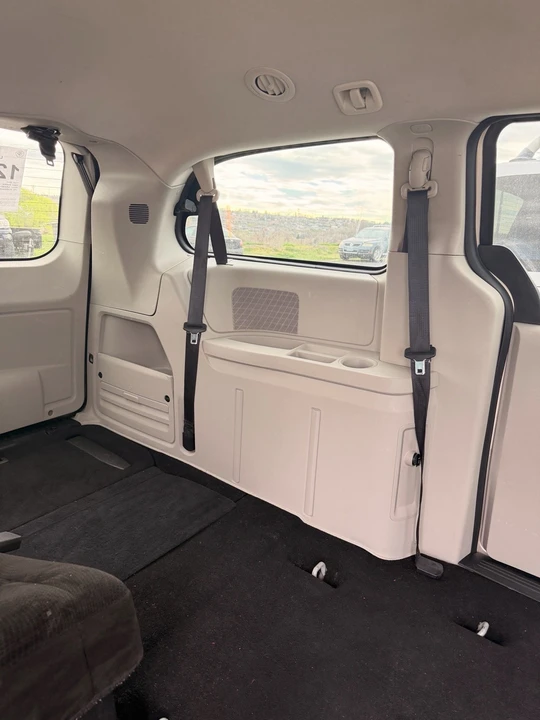 2015 Dodge Caravan - Image 8 of 19